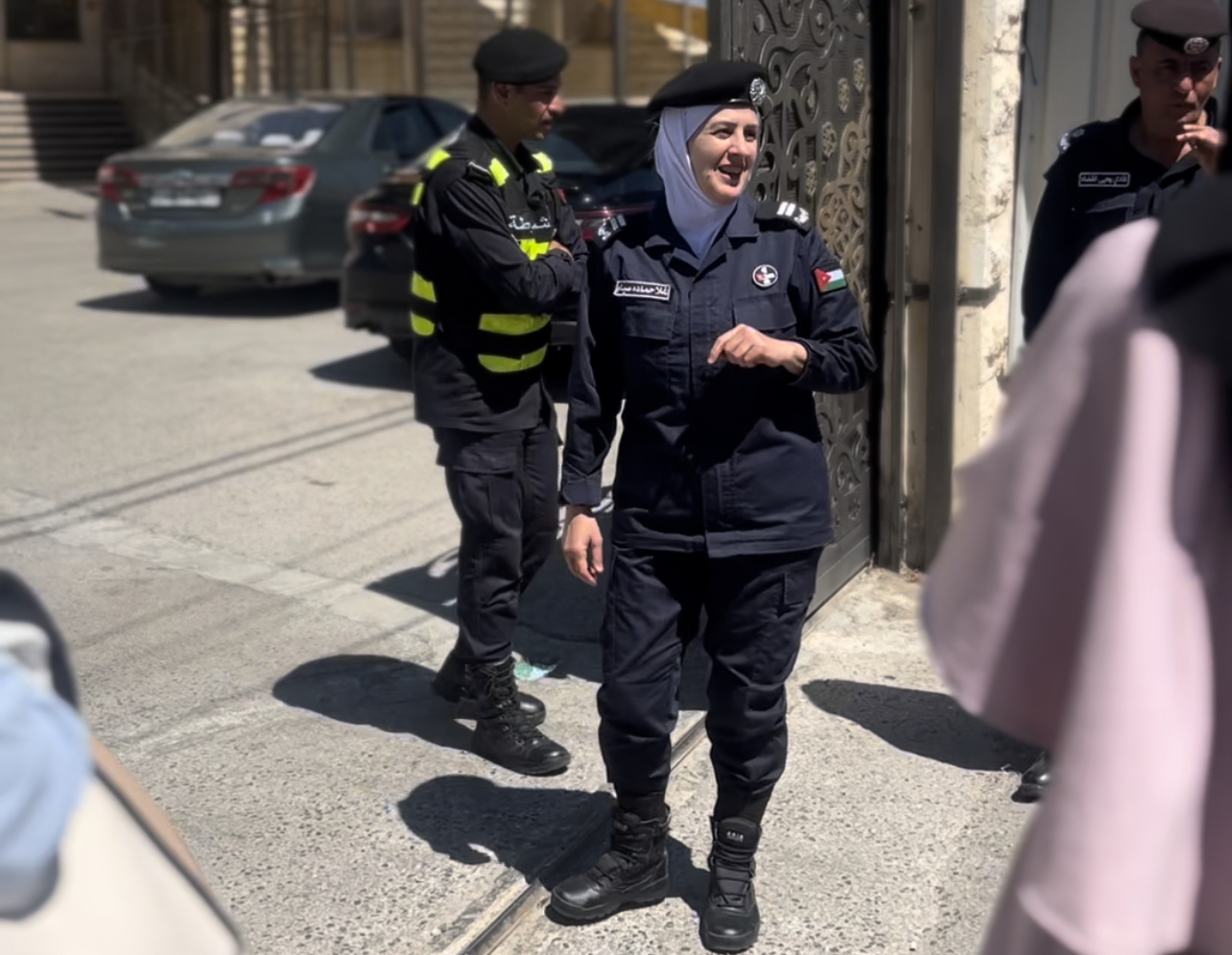 بالفيديو .. أمهات الطلبة : " بغض النظر عن التوجيهي! هذه الشرطية يجب ان تكرم"