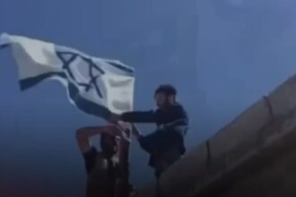 بالفيديو.. دروز يرفعون العلم الإسرائيلي في السويداء بعد تدخل إسرائيل ضد دمشق
