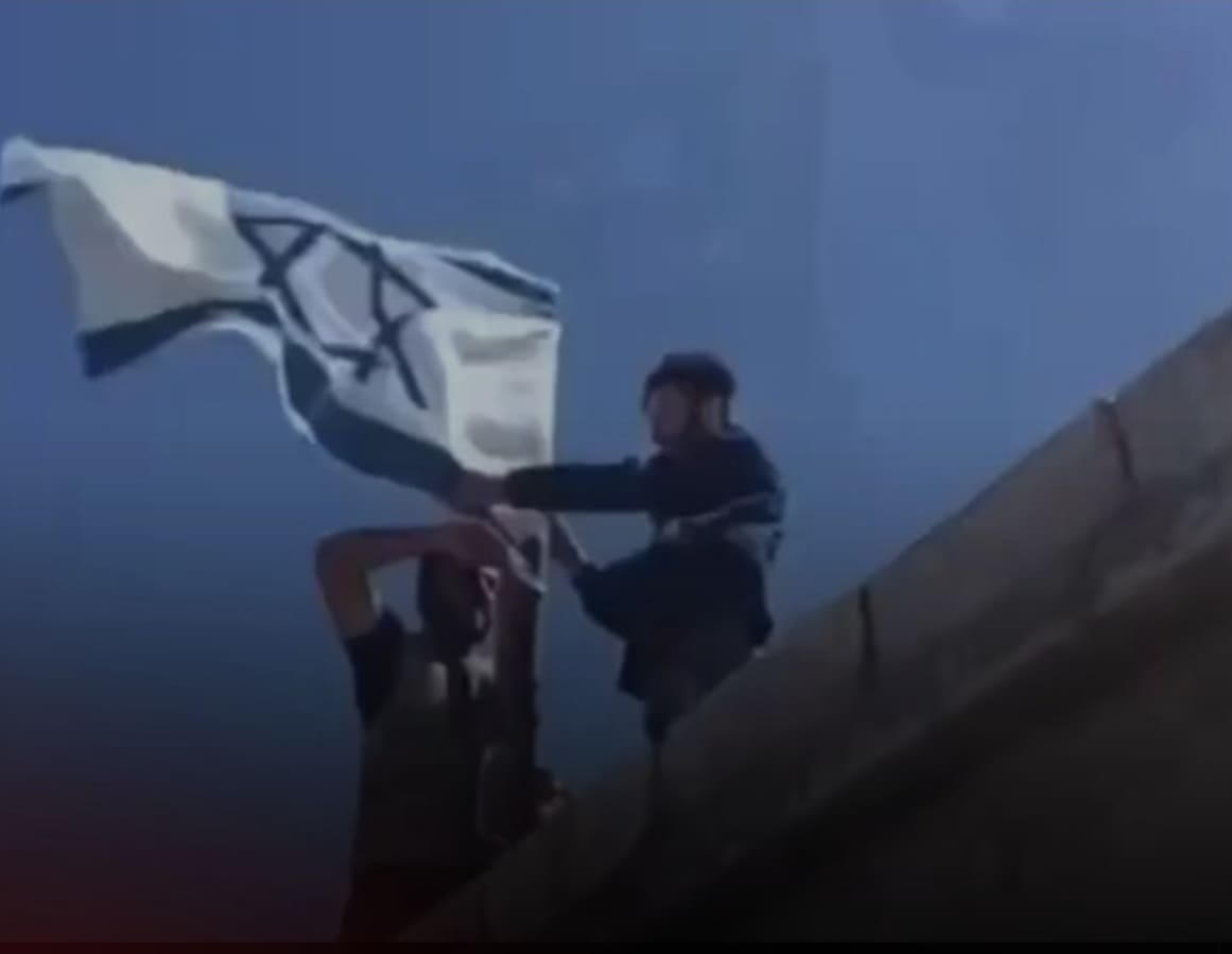 بالفيديو.. دروز يرفعون العلم الإسرائيلي في السويداء بعد تدخل إسرائيل ضد دمشق