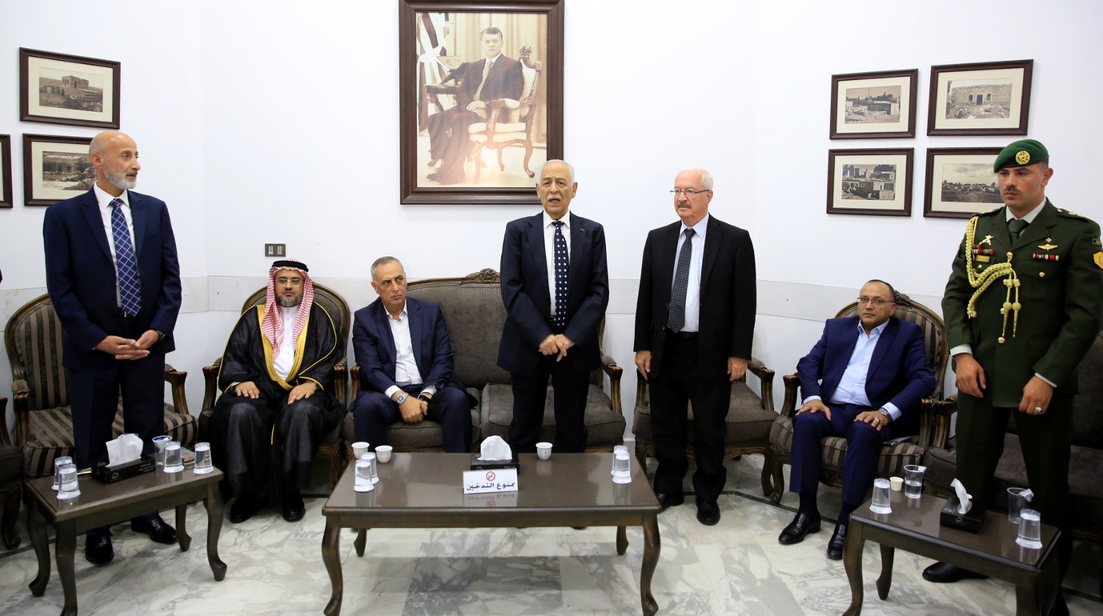 مندوبا عن الملك وولي العهد... العيسوي يعزي آل سليمان