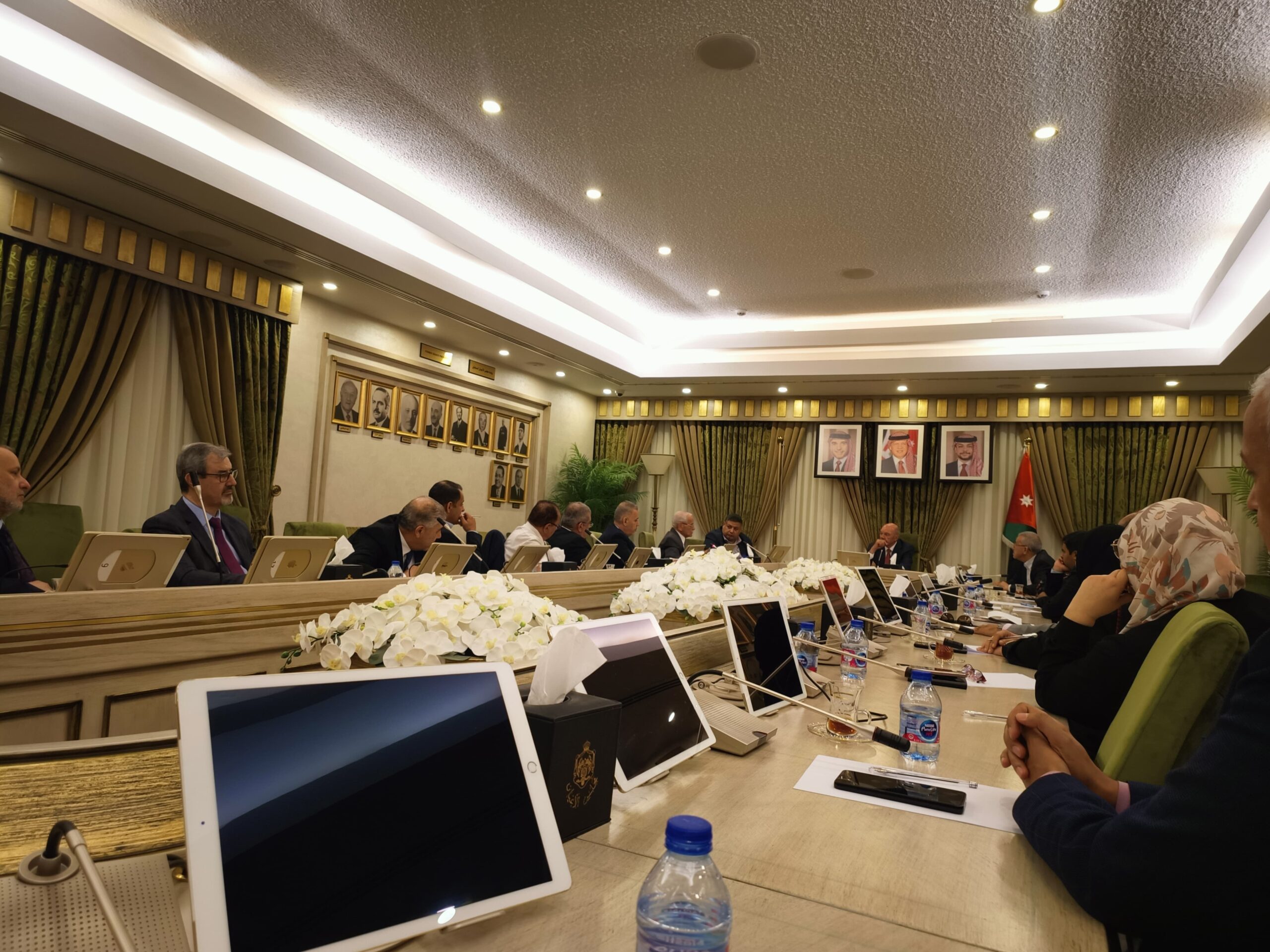 الفايز يلتقي خبراء أردنيين ويؤكد أهمية الجهود الوطنية لمعالجة التحديات الاقتصادية والمائية