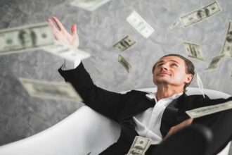7 نصائح من مليونير بريطاني لتحقيق أول مليون
