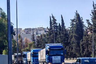 بالفيديو والصور ... شاحنات المساعدات تقطع المدن باتجاه غزة