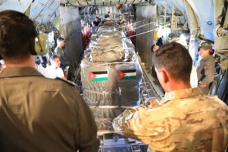 عاجل | الأردن والإمارات ينفذان إنزالاً جوياً جديداً للمساعدات في غزة