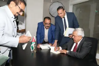 الروابدة يشهر كتابا ويحذر من أهداف ملغومة