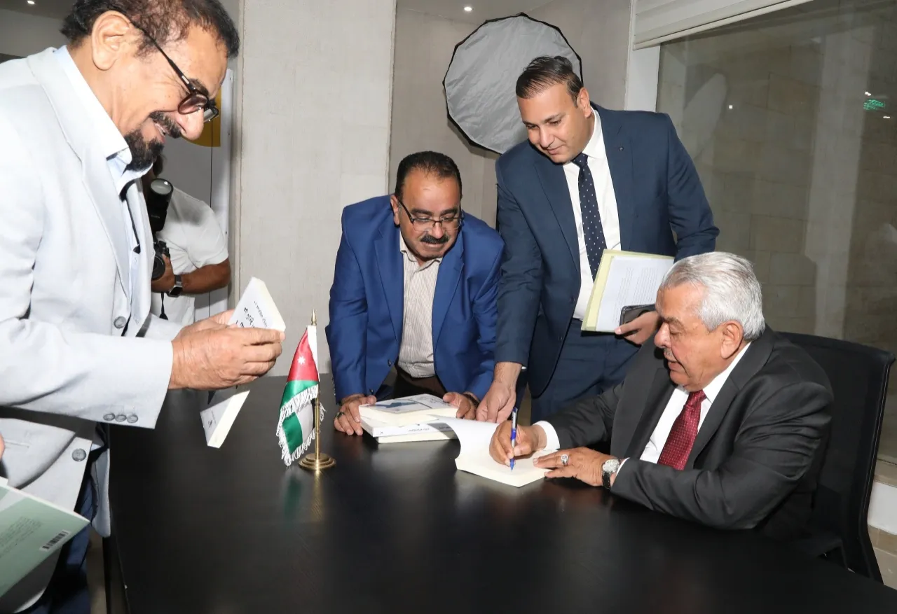 الروابدة يشهر كتابا ويحذر من أهداف ملغومة