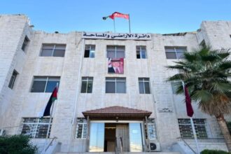 العموش يستقبل وفدًا من سلطة الأراضي الفلسطينية لتعزيز التعاون في مجال الأراضي والمساحة