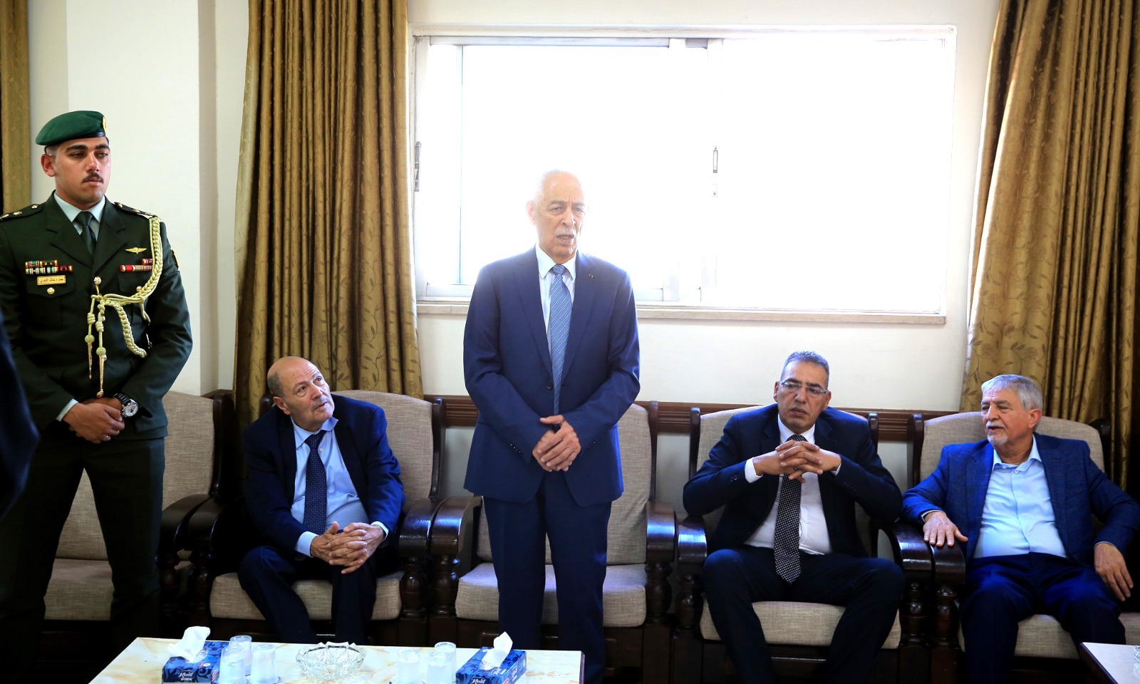 مندوبا عن الملك وولي العهد. العيسوي يعزي أبو هنية وأبو جاموس