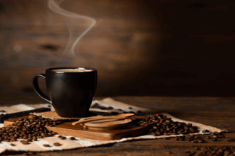 جرعة من مشروب شائع تخفف الإمساك.. لكن الإفراط يقلب المفعول!