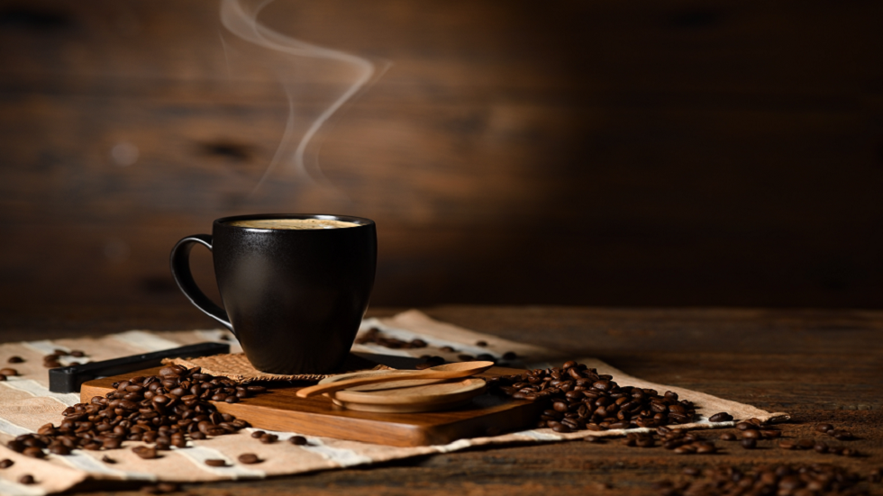جرعة من مشروب شائع تخفف الإمساك.. لكن الإفراط يقلب المفعول!