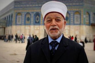 الاحتلال يعتقل مفتي القدس داخل ساحات الأقصى