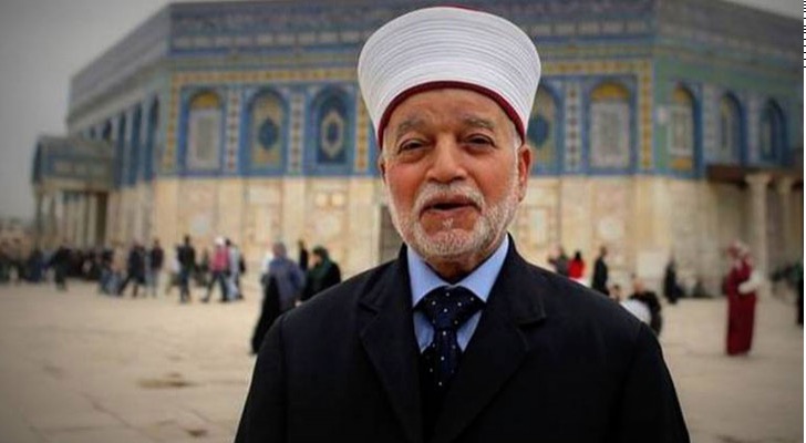 الاحتلال يعتقل مفتي القدس داخل ساحات الأقصى
