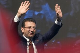 محامي رئيس بلدية إسطنبول يندد بتهم ملفقة من داخل السجن