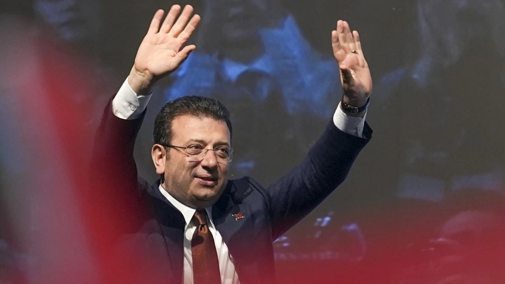 محامي رئيس بلدية إسطنبول يندد بتهم ملفقة من داخل السجن