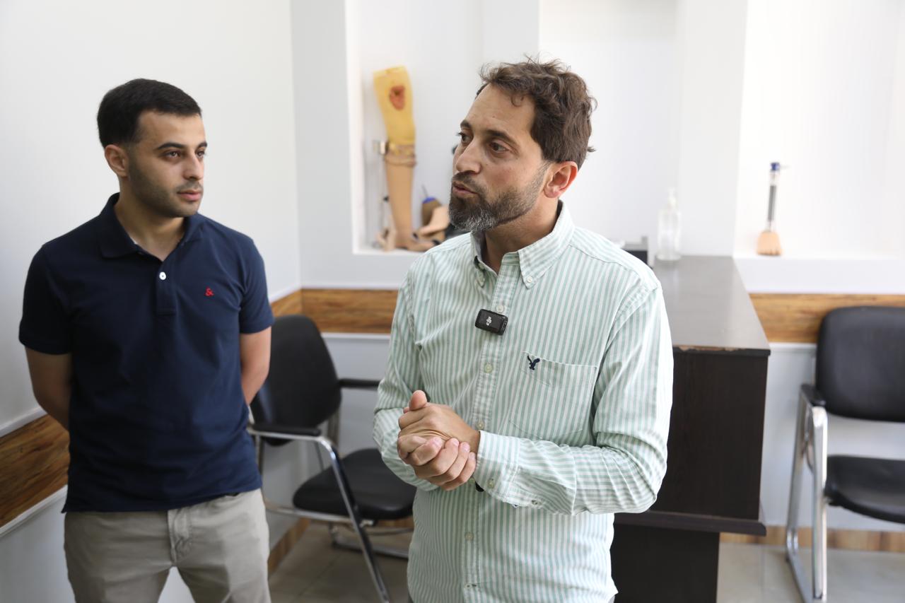 بالصور .. حرير تساهم في تركيب أطرافًا صناعية لأطفال من غزة والأردن