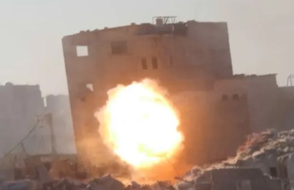 انهيار مبنى فوق قوة عسكرية إسرائيلية خلال عملية ميدانية في غزة