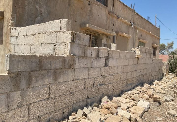 الملك: "لا تمييز في التعليم".. وطلبة في الجيزة يخاطرون بأرواحهم في مدرسة متهالكة