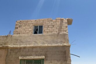 الملك: "لا تمييز في التعليم".. وطلبة في الجيزة يخاطرون بأرواحهم في مدرسة متهالكة