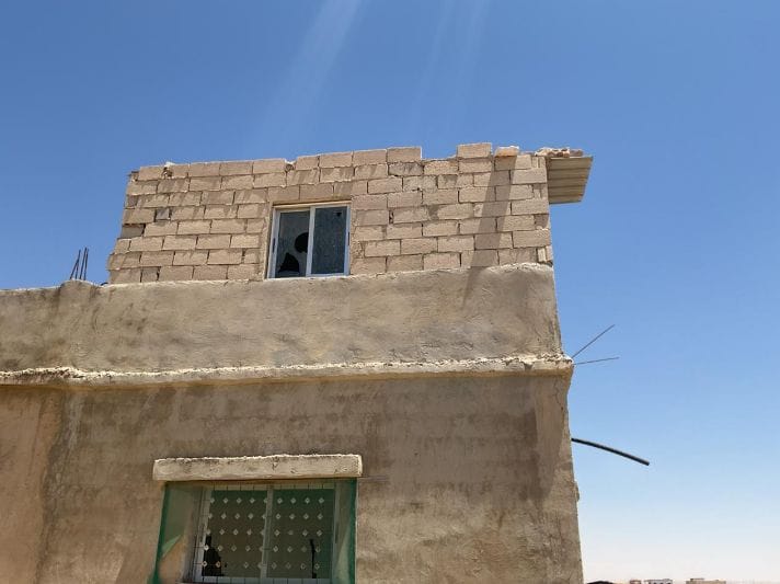 الملك: "لا تمييز في التعليم".. وطلبة في الجيزة يخاطرون بأرواحهم في مدرسة متهالكة