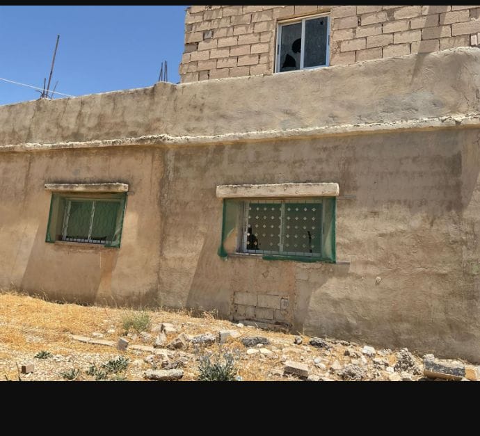 الملك: "لا تمييز في التعليم".. وطلبة في الجيزة يخاطرون بأرواحهم في مدرسة متهالكة