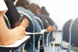 طلاب التوجيهي جيل 2008 يؤدون امتحان اللغة الإنجليزية اليوم