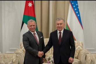 الملك يجري مباحثات مع رئيس أوزبكستان في سمرقند ويشهد توقيع اتفاقيات تعاون