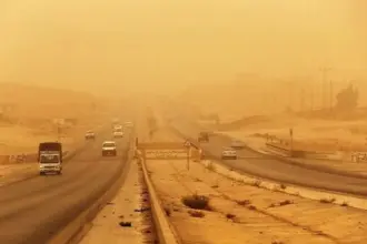إغلاق مؤقت للطريق الصحراوي وتحذيرات من تدني الرؤية