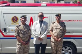 القوات المسلحة الأردنية تتسلم سيارات إسعاف من منظمة باكستانية لدعم مرضى ومصابي غزة