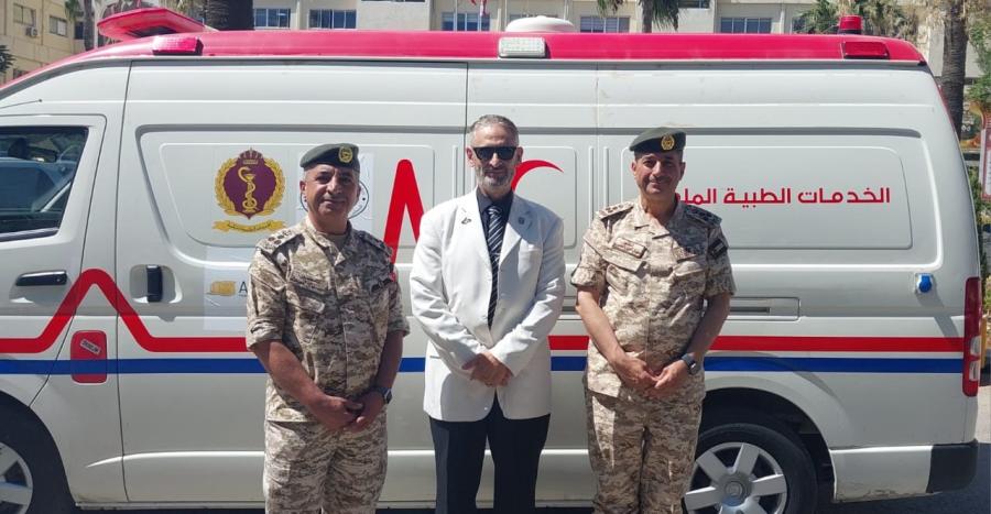 القوات المسلحة الأردنية تتسلم سيارات إسعاف من منظمة باكستانية لدعم مرضى ومصابي غزة