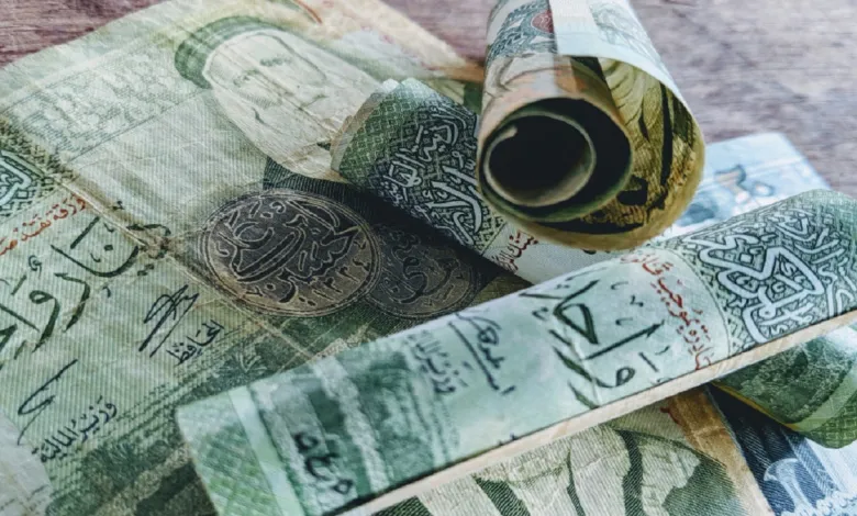 الدينار الأردني يشهد طلباً قوياً مدعوماً بحوالات المغتربين والنشاط السياحي