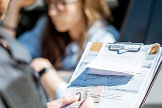 ماذا يحدث إذا تأخرت عن دفع مخالفة السير في الإمارات؟"