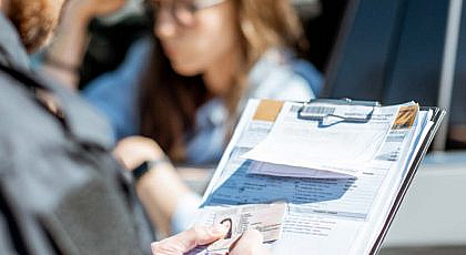 ماذا يحدث إذا تأخرت عن دفع مخالفة السير في الإمارات؟"
