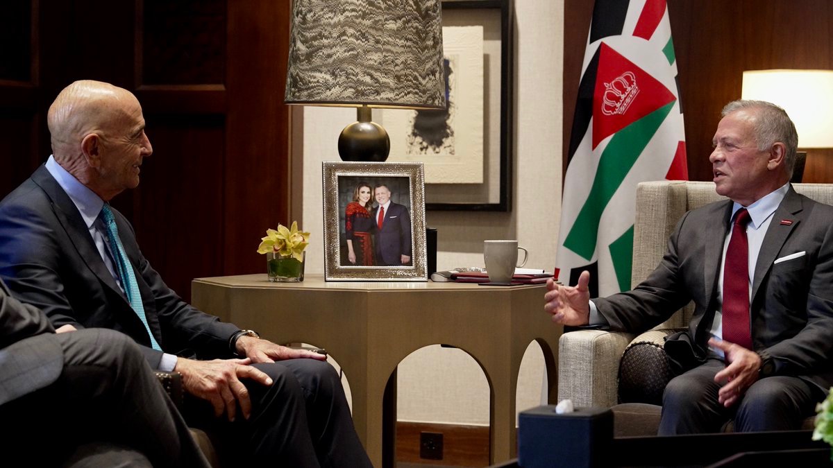 الملك يستضيف اجتماعًا ثلاثيًا مع نظيره السوري والمبعوث الأميركي لبحث إعادة إعمار سوريا
