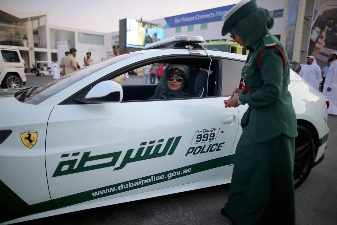 شرطة دبي تضبط عصابة تروّج لخصومات المرورية