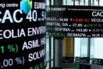 مؤشر "فوتسي 100" يتراجع بعد ثلاثة إغلاقات قياسية متتالية
