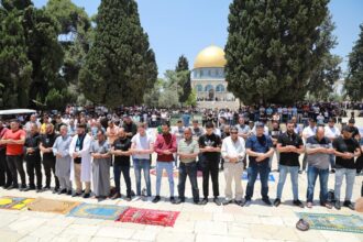 نحو ‎40 ألفا يؤدون صلاة الجمعة في المسجد الأقصى المبارك