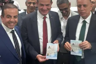 دائرة الأحوال المدنية تصدر أول جواز سفر إلكتروني في الأردن