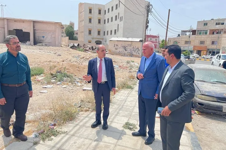 وزير الإدارة المحلية يتفقد واقع الخدمات في بلديتي الزرقاء والهاشمية