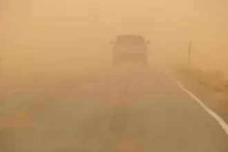 إعادة فتح الطريق الصحراوي بالاتجاهين بعد انحسار موجة الغبار