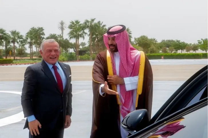 الملك يعود إلى أرض الوطن بعد زيارة إلى المملكة العربية السعودية