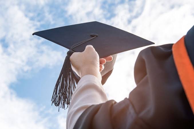 بتول الحردان تهنئ شقيقتيها عرين وعريب بنجاحهما في الثانوية العامة