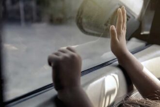 وفاة طفل داخل سيارة مغلقة تثير دعوى قضائية وتهمًا جنائية