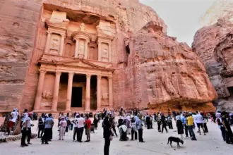 البرلمان يوصي الحكومة بحزمة إجراءات لدعم السياحة في الأردن
