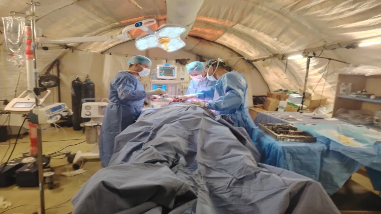 المستشفى الميداني الأردني جنوب غزة ينقذ حياة العشرات ويجري عمليات جراحية معقدة