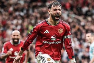 مانشستر يونايتد يحقق فوزه الأول في الدوري بثلاثية مثيرة أمام بيرنلي