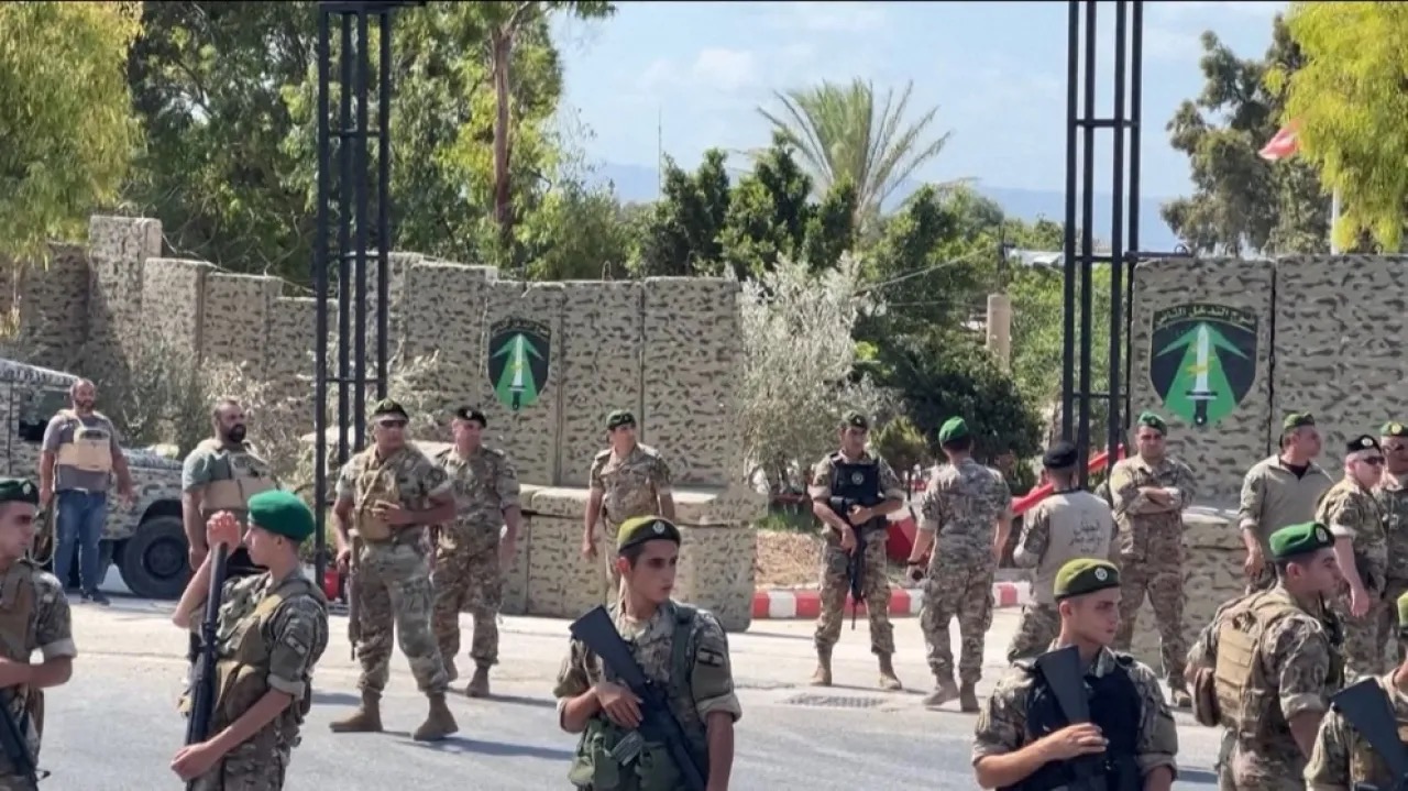 الجيش اللبناني يستلم الدفعة الثالثة من سلاح المخيمات الفلسطينية في بيروت