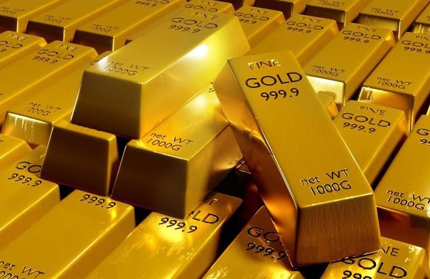 الذهب يتراجع عالمياً مع ترقب مكاسب شهرية قوية