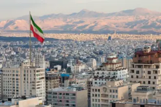 إيران تحذّر الترويكا الأوروبية من عواقب إعادة فرض العقوبات