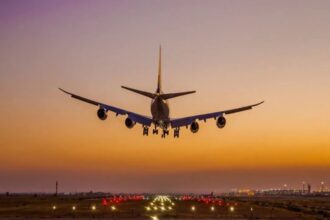 وزير السياحة يؤكد أهمية الربط الجوي مع الخليج ومصر لتنشيط السياحة