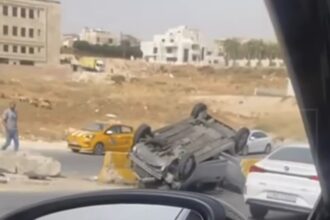 عاجل | بالفيديو .. حادث انقلاب مركبة في حي الصحابة